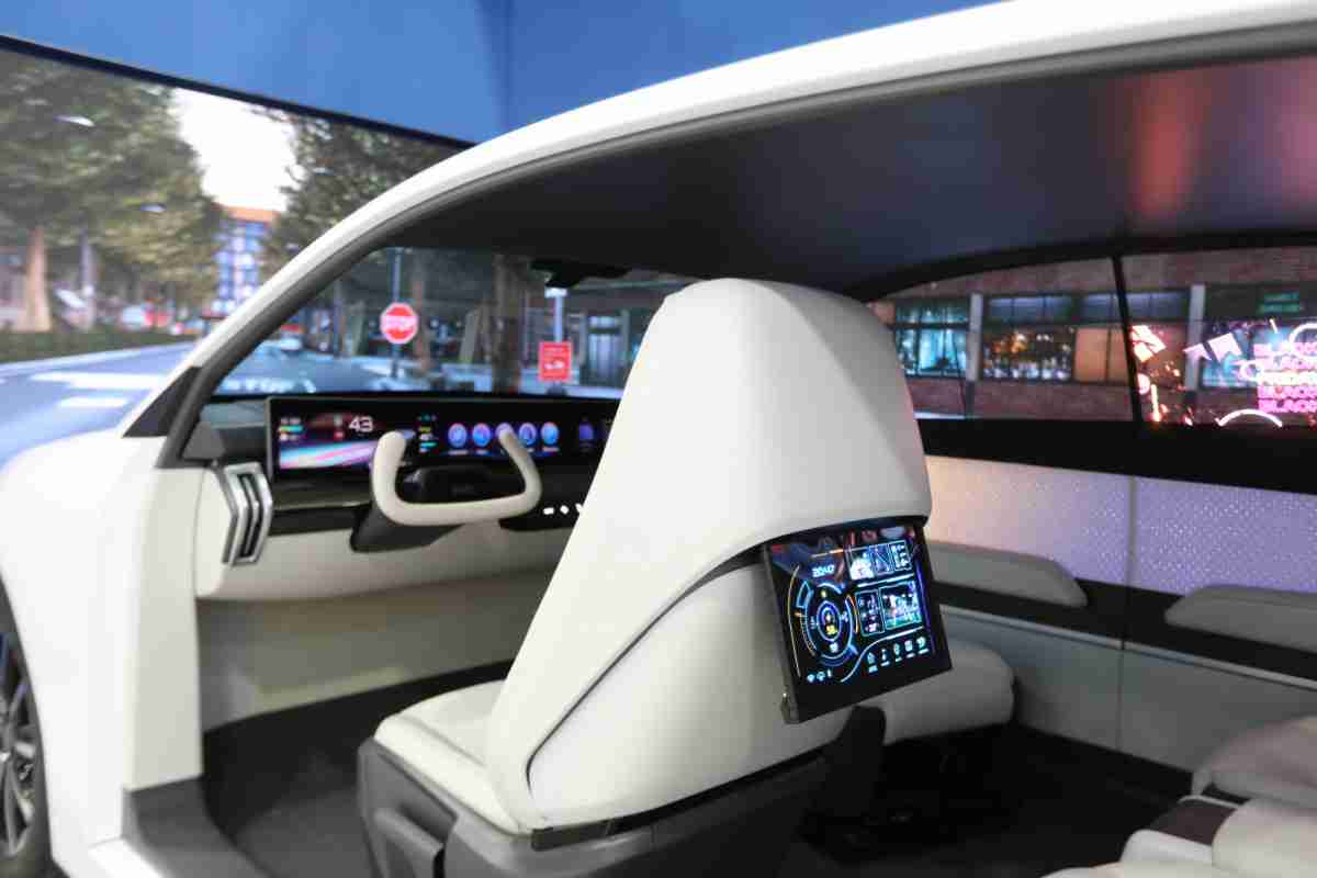 z6尊龙的「可卷式后座娱乐显示器」加强后座乘客的感官体验，，并保有个性化设计，，，，可依使用偏好进行动态调整。。。