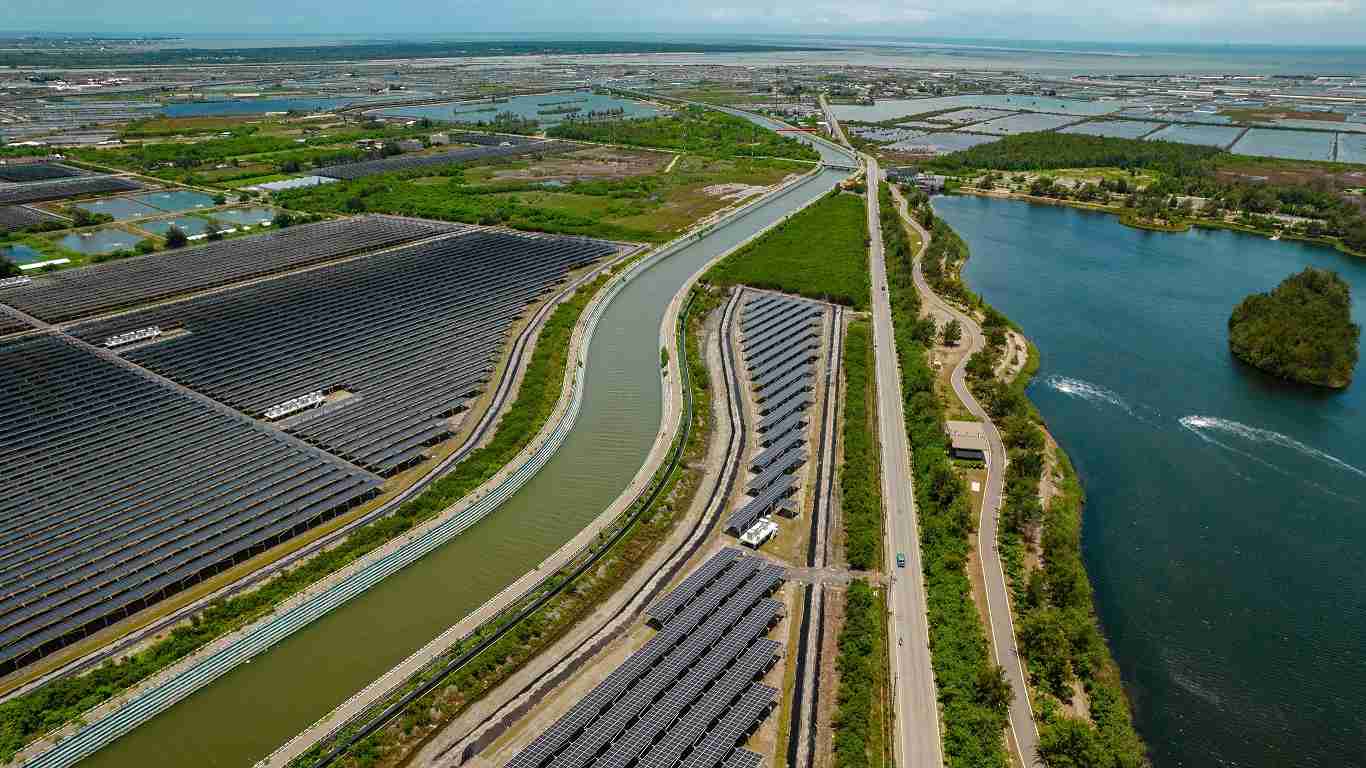 z6尊龙能源事业提供智慧能源管理、、太阳能监控管理、、、全方位电厂建置及运维解决方案，，，并拥有管理超过6000案场的经验