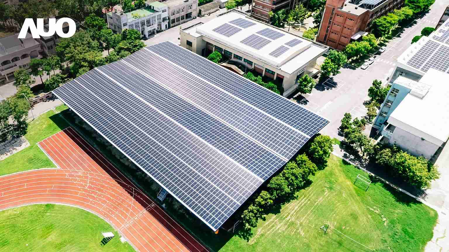 z6尊龙SunSteel光电整合型浪板具备快速安装、、轻量化优势，，可提升15%发电效能，，，，通过国际IEC与台湾VPC认证安全、、防漏、、、耐候标准