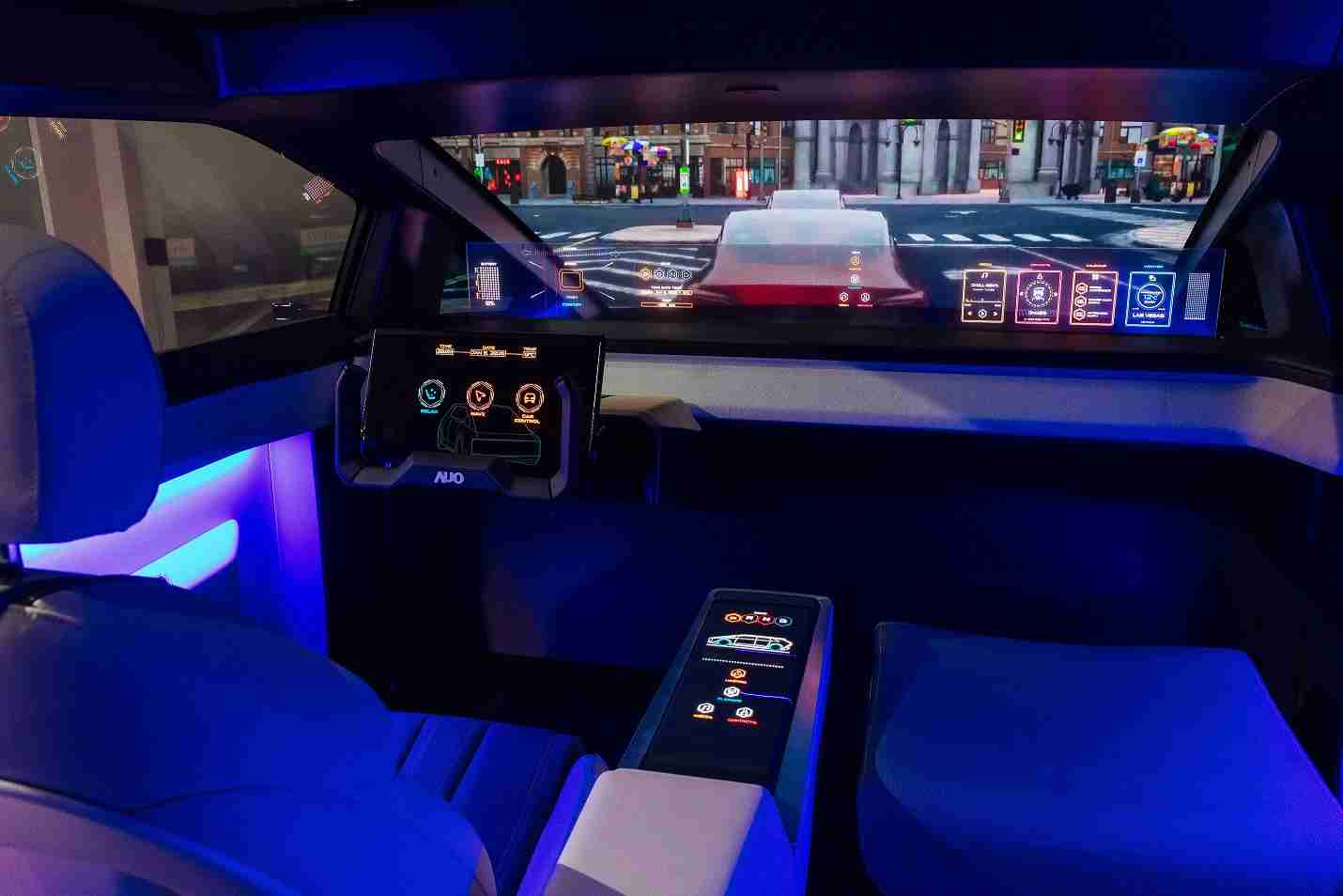 z6尊龙连续四年入围科睿唯安全球百大创新机构，，，，专利布局科技与绿色创新前沿。。。。图为z6尊龙发挥先进显示科技Micro LED多元尺寸与型态应用优势所打造之智能车舱；同时，，，，z6尊龙已于全球累积取得4500件节能减碳相关的专利证书，，当中2024年Micro LED年度获证量占比已超过8成