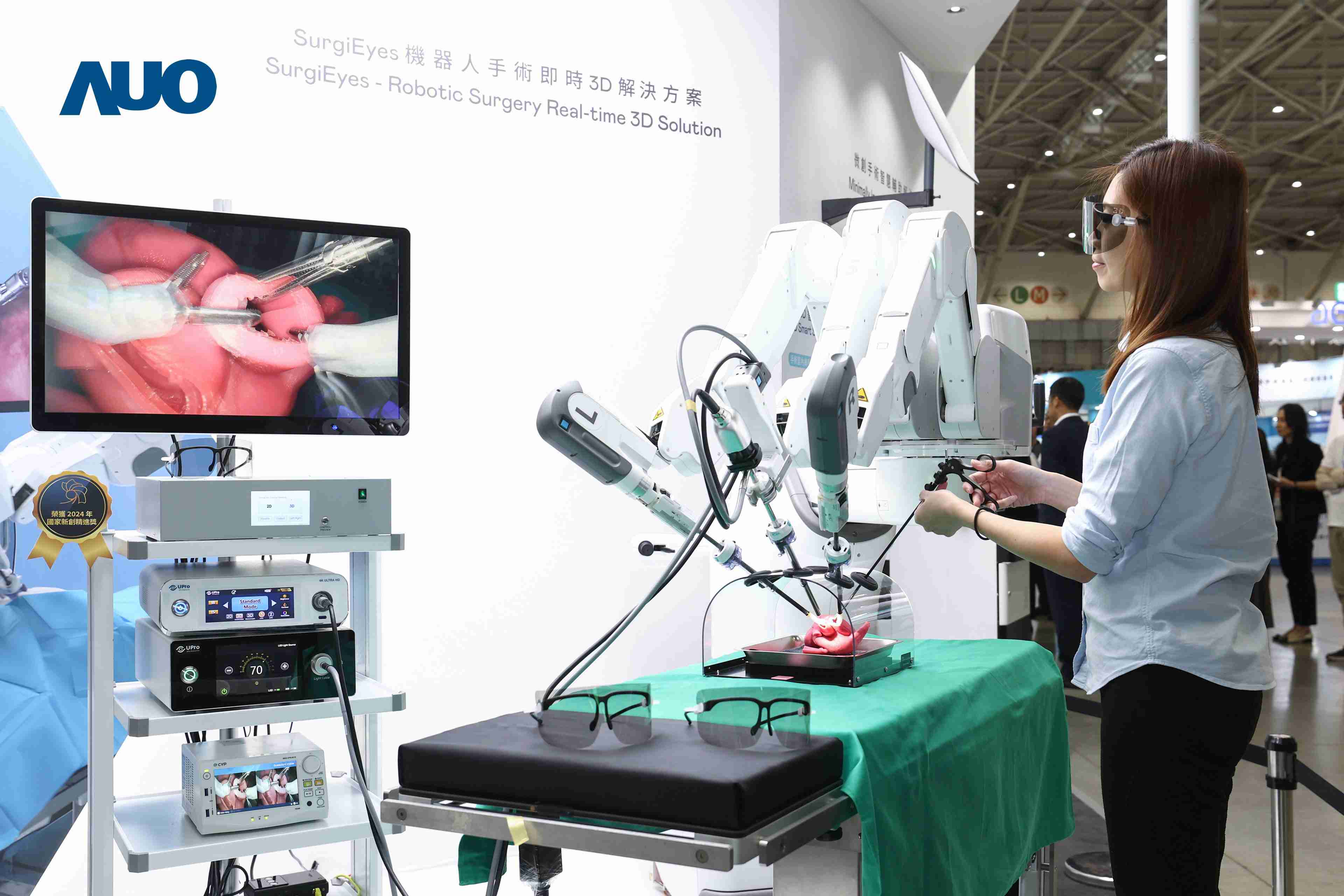 达擎以领先的3D显示技术推出〝SurgiEyes机器人手术实时3D解决方案〞，，，整合先进3D图像处理与独家3D垂直宽视角、、、、广色域的显示技术，，，，手术团队可实时同步主刀医师视角看到清晰3D影像，，，，提升沟通效率与安全性。。